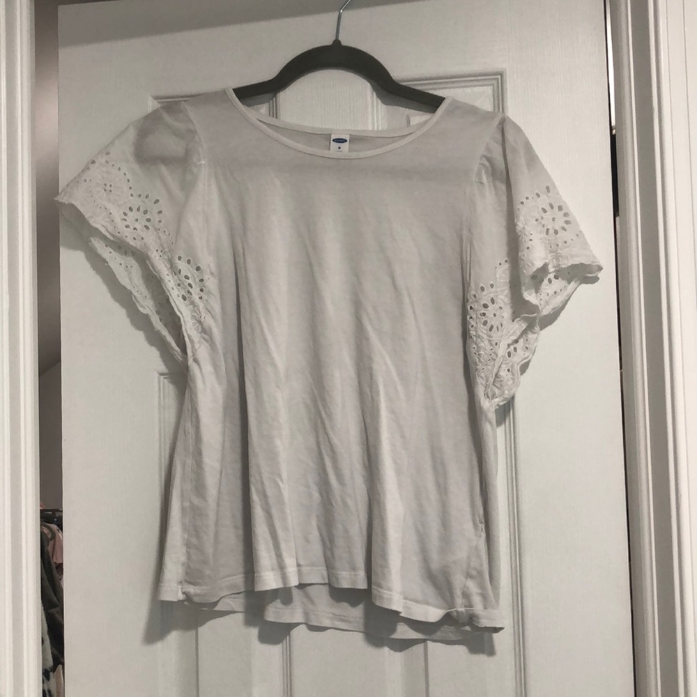 White top with lace sleeve
